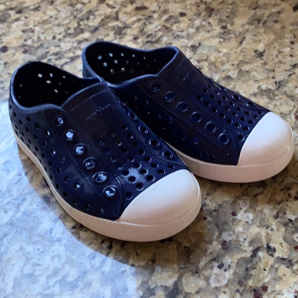 Native toddler shoes, navy sz 7